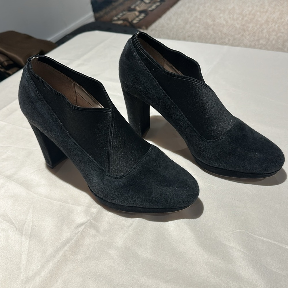 Clark’s Narrative Kendra mix black suede ankle bootie. 3 1/2” chunky heel.